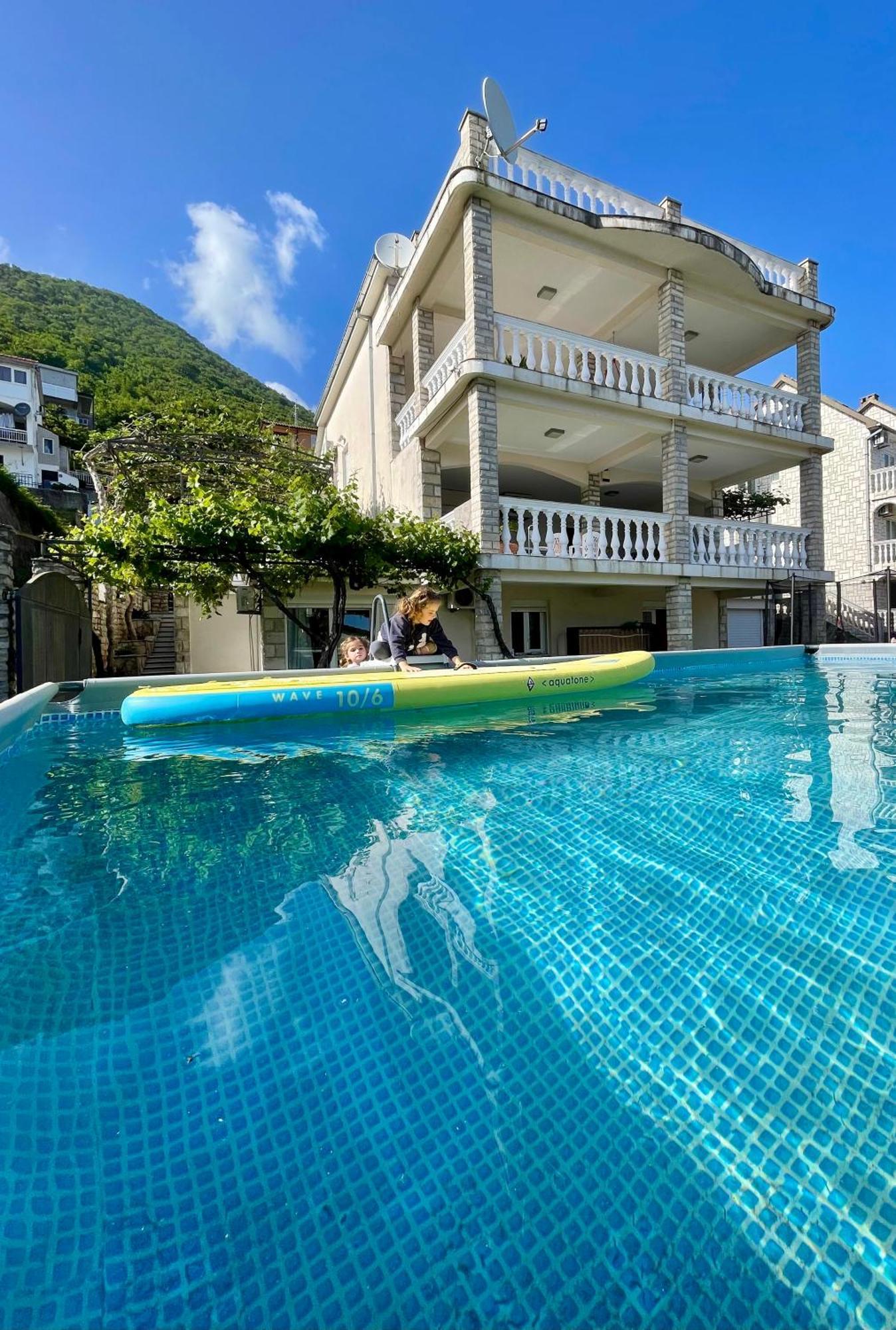Family House With Pool & Sea View Aparthotel Bijela Exteriör bild