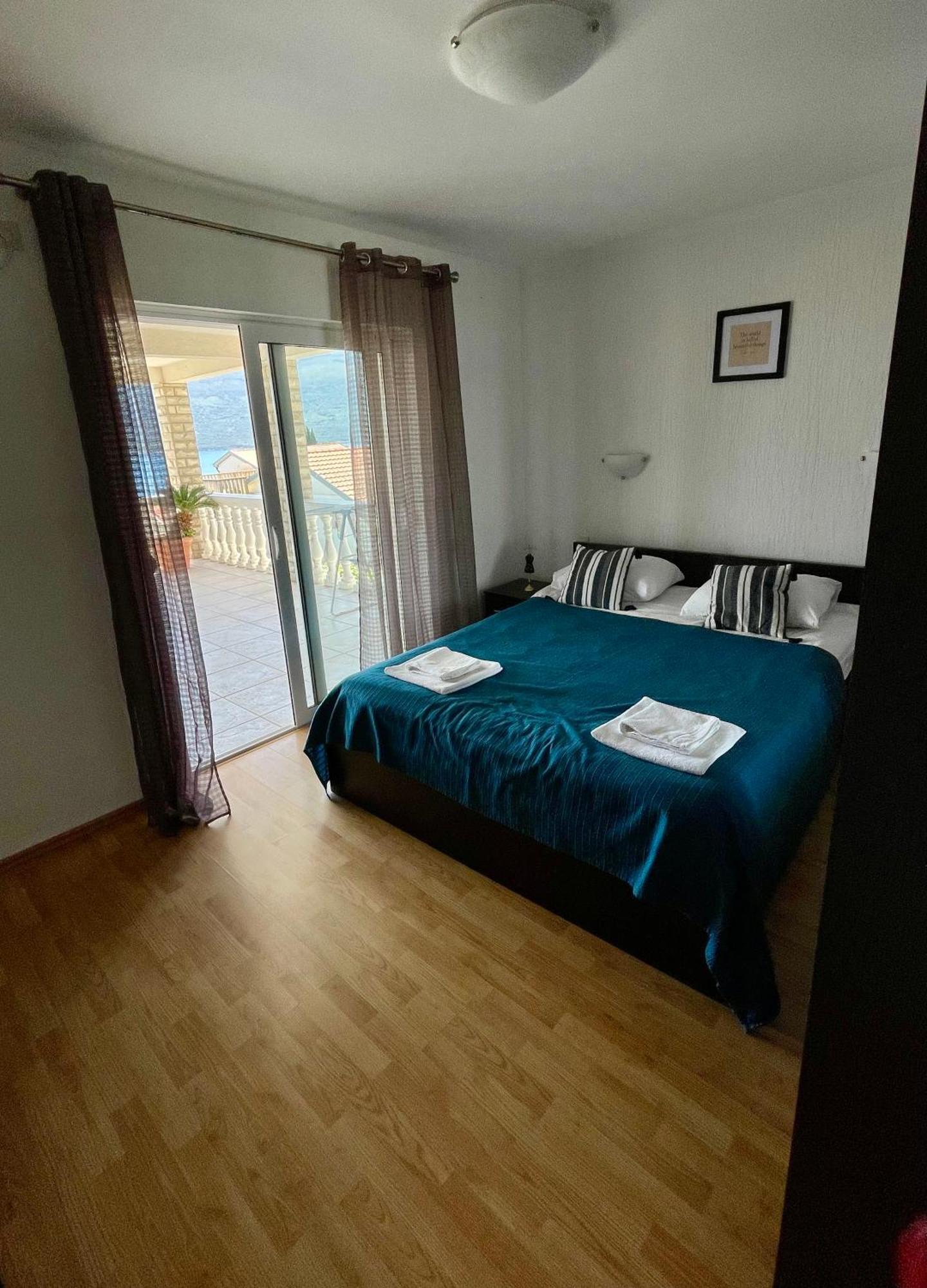 Family House With Pool & Sea View Aparthotel Bijela Exteriör bild