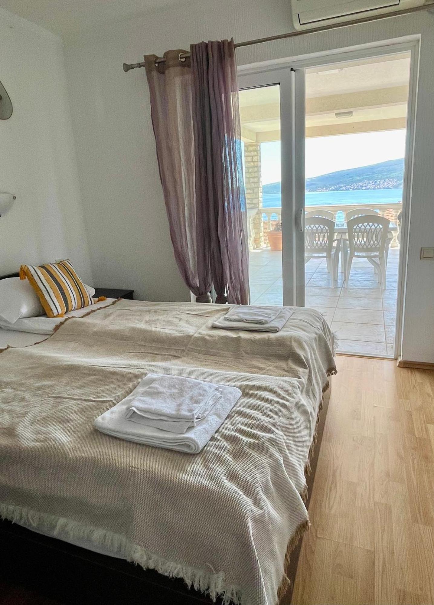Family House With Pool & Sea View Aparthotel Bijela Exteriör bild