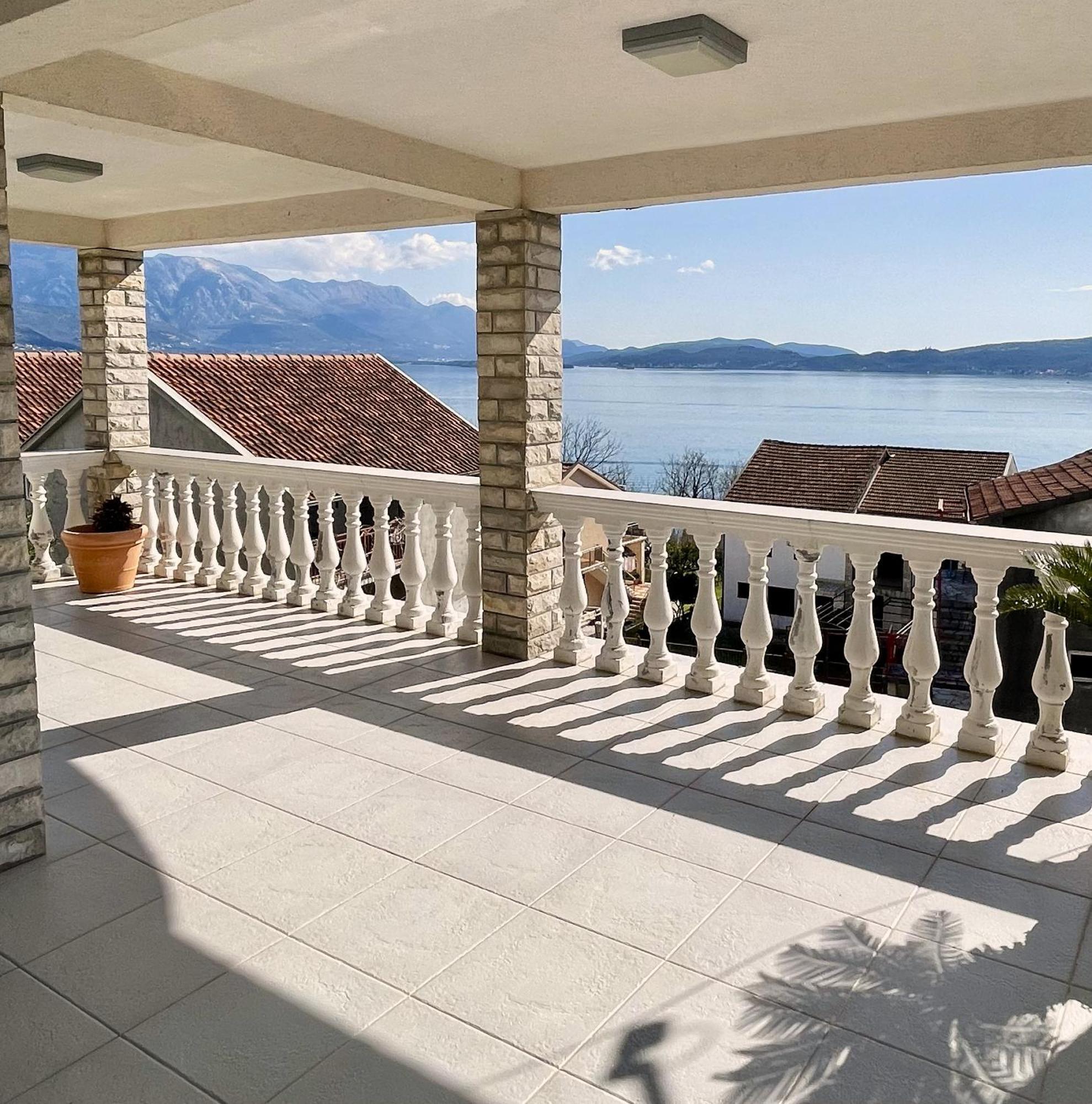Family House With Pool & Sea View Aparthotel Bijela Exteriör bild