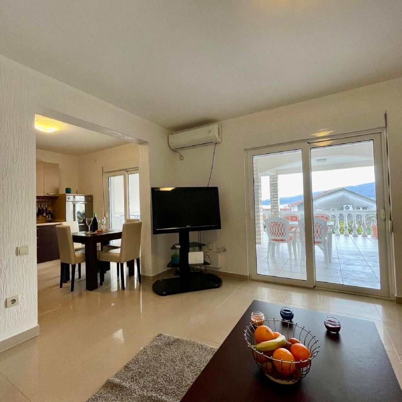 Family House With Pool & Sea View Aparthotel Bijela Exteriör bild